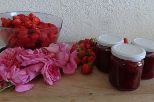 Strawberry jam and roses – spring in a jar