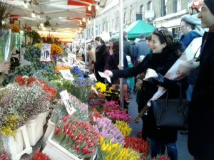 annebuyingtulips2